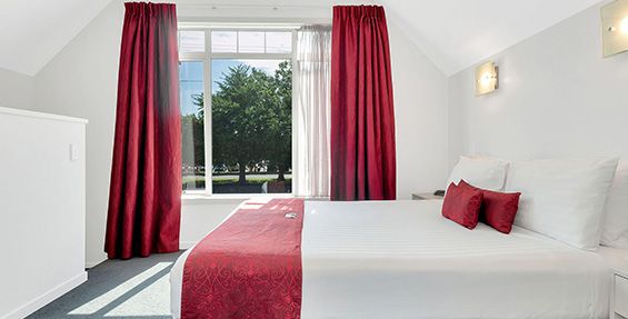 1 bedroom unit king-size bed